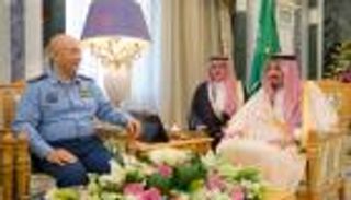 بالصور: العاهل السعودي يبحث التعاون العسكري مع مسؤول صيني