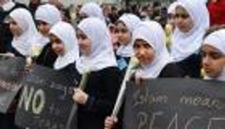 "أنا مسلم".. الأيادي المتشابكة في لندن تأبينا لضحايا الإرهاب