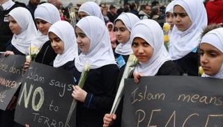 طالبات المدارس على جسر وستمنستر