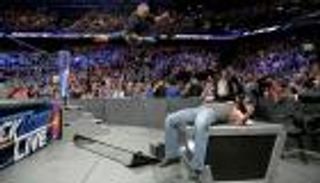 شين ماكمان يلقن ستايلز درسا بالاعتداء عليه