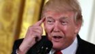 ترامب يراجع العلاقات التجارية مع 12 دولة لصالح "أمريكا أولا"