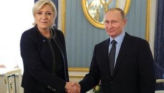 بوتين وماري لوبان في الكرملين - رويترز