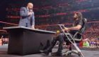 "شرط غريب" في وثيقة نزال رولينز وتربل إتش