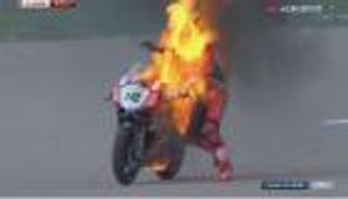 بالفيديو.. سائق ينجو من حريق بدراجته النارية