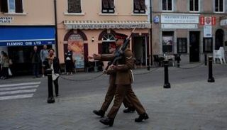جنود في جبل طارق الذي يتبع بريطانيا (رويترز)