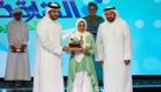 بالصور.. "منشد الشارقة الصغير" تهدي اللقب إلى مدينتها كلباء