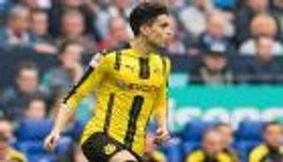 صورة.. لاعب دورتموند يبحث عن مشجعة وسط جماهير شالكه