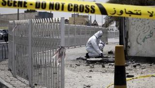 أحد المحققين البحرينيين يقوم باكتشاف الأدلة (الفرنسية)