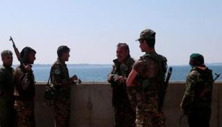 مقاتلون من قوات سوريا الديمقراطية عند سد الطبقة