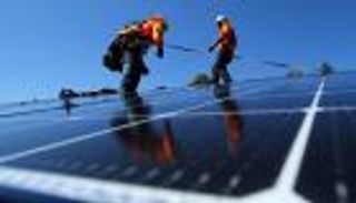 ملك المغرب يدشن المرحلة الأخيرة من محطة طاقة شمسية كبرى