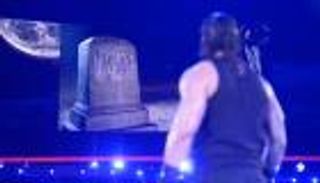 أندرتيكر يبني قبرا لرومان رينز ويرهبه قبل "راسلمانيا"