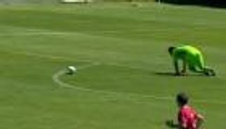 بالفيديو.. سقوط كوميدي لحارس يكلف فريقه هدفا