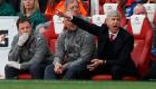 بالفيديو.. فينجر يعود لـ "مشهد الزجاجة" أمام السيتي