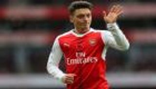 نيفيل مستاء من أوزيل ويطالبه بالاقتداء بميسي ورونالدو