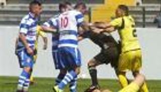 بالفيديو.. لاعب يعاقب حكما طرده بـ"ركبة" في الوجه