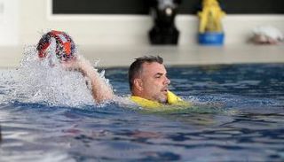 كوزمين في حوض السباحة