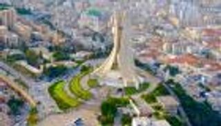 بالفيديو.. فنان كوميدي جزائري يروع طفلا إفريقيا