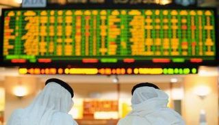 متعاملون في سوق أبوظبي.. أرشيفية