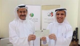 محمد حاجي الخوري يتسلم شيك التبرع من عبد الرزاق العبدالله