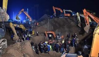 رجال الإنقاذ يعملون على إخراج الطفل من البئر