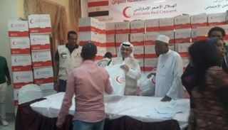 جانب من توزيع المساعدات
