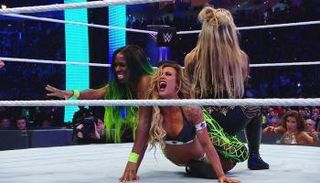 نتاليا تقوم بحركة ضد ناعومي وكارميلا