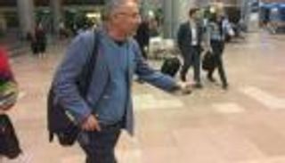 صور.. مدرب الزمالك الجديد يصل القاهرة 