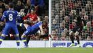 أخطاء يونايتد تعيد مدافع إيفرتون للتهديف بعد غياب عامين