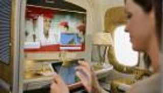 مجانا.. أجهزة لوحية من "طيران الإمارات" للتغلب على الحظر الأمريكي