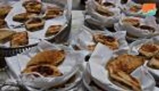 بالفيديو.. الجزائريون يستقبلون الربيع بحلوى "البْرَاج" و"المْبَرْجَة"