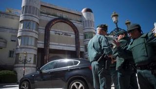 الأمن الإسباني يقوم بعملية المصادرة