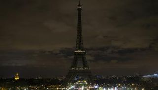 برج إيفل أطفأ أنواره منتصف تضامنا مع ضحايا سان بطرسبرج