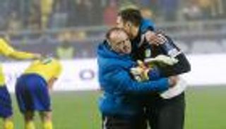 بالفيديو.. سذاجة حارس تمنح مهاجم هدفًا في بولندا