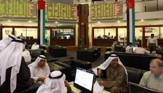 متعاملون في سوق دبي..أرشيفية