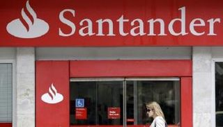 سيدة تمر أمام فرع لبنك سانتاندير 