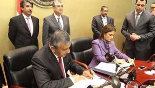 جانب من توقيع الاتفاقية 