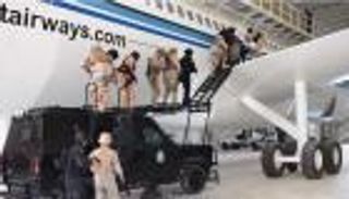 بالصور.. "حسم العقبان" يحرر رهائن ويدمر ألغاما بحرية 