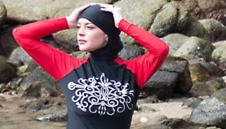 لوهان ترتدي البوركيني