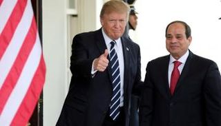 ترامب أثناء استقبال السيسي