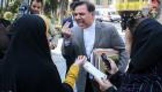 وزير إيراني يعتدي على صحفية بعد سؤال عن "طائرة معيبة"