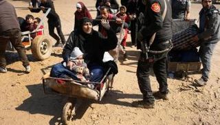 مدنيون هاربون من مسلحي داعش بالموصل