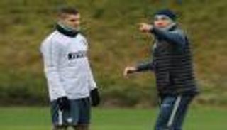 قائد إنتر يدعم مدربه المتعثر