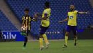 هدايا الخصوم تقرب الهلال من التتويج بالدوري السعودي