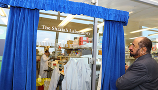 حاكم الشارقة خلال افتتاح مختبر الشارقة 