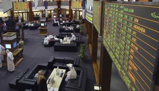 متعاملون في سوق دبي..أرشيفية