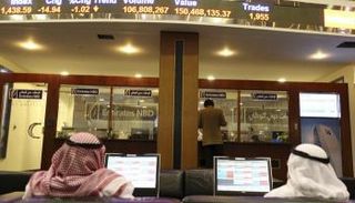 متعاملون في سوق دبي.. أرشيفية