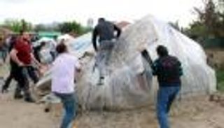 بالصور.. أتراك يحرقون خيام السوريين.. ويطالبون بطردهم من تركيا