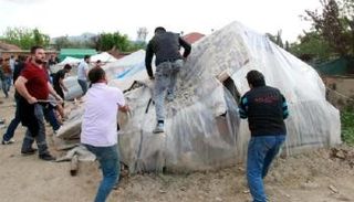 أتراك يهاجمون مخيمات اللاجئين السوريين