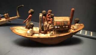 إحدى القطع الأثرية بمعرض عصر بناة الأهرامات  