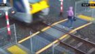 شاهد.. سيدة نيوزيلندية تنجو من قطار الموت بإعجوبة 